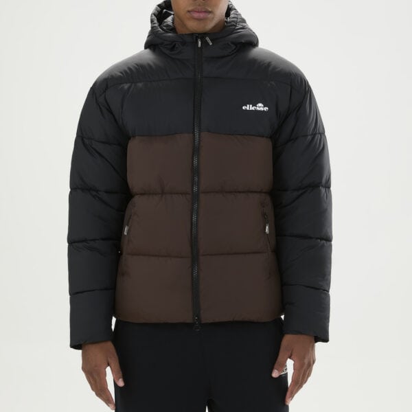 Mann trägt eine Ellesse Retro Daunenjacke in Schwarz und Braun, ideal für kaltes Wetter, mit Kapuze und Reißverschluss, auf weißem Hintergrund.