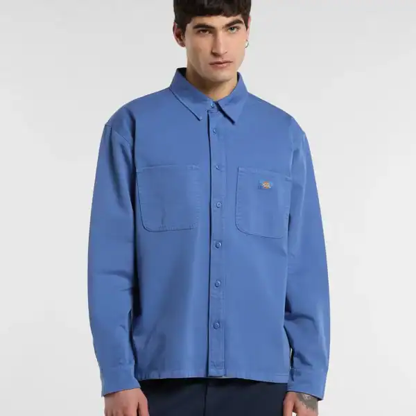 Männlicher Model trägt das Dickies 247 Workwear Hemd in Blau, ideal für Arbeit und Freizeit, mit zwei Brusttaschen und klassischem Design.