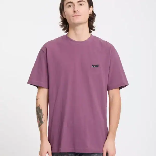 Lila Volcom Pistol Stone T-Shirt für Herren, bequemes Casual-Design, ideal für Streetwear und Freizeit, hochwertiger Druck auf der Brust.