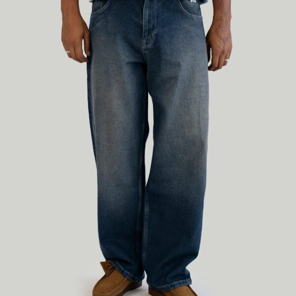 Große Baggy Jeans in dunklem Blau mit lockerer Passform, ideal für Streetwear und Casual Looks, von Meinsportline.