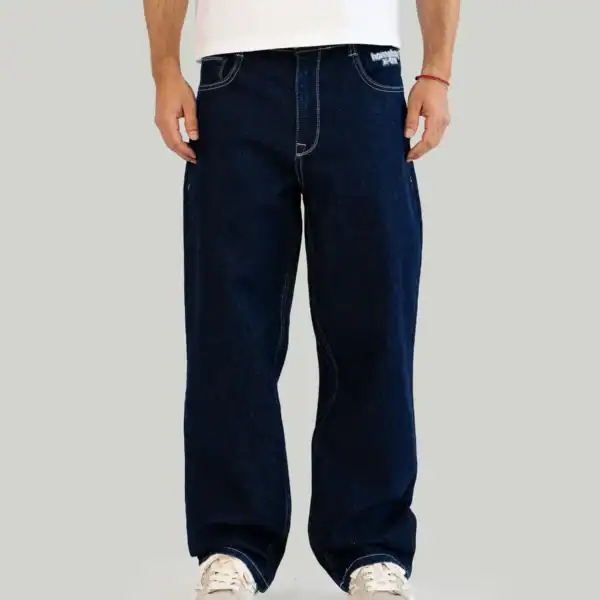 Weites, monochromes Indigo-Denim mit lockerer Passform, ideal für einen lässigen Streetwear-Look.