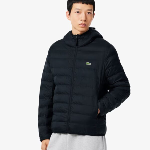 Damen Daunenjacke von Lacoste, wasserdicht, schwarz, mit Kapuze, sportlich, warm, für Outdoor-Aktivitäten geeignet.