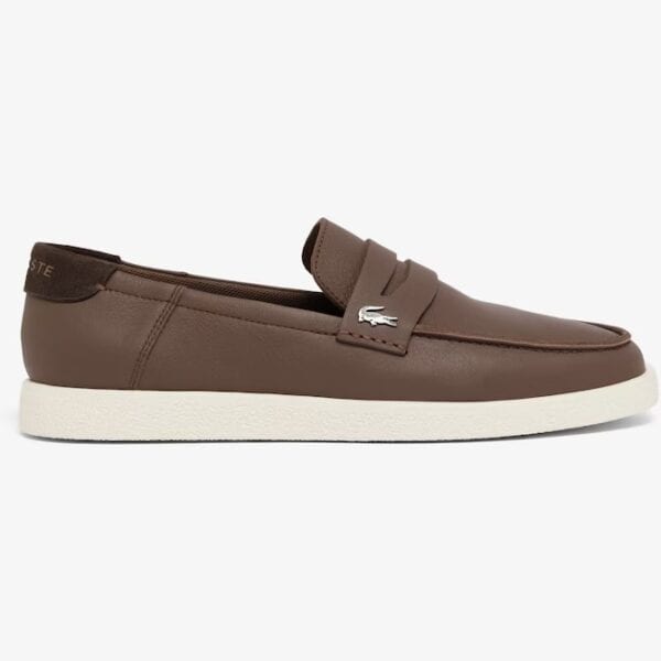 Lacoste Cochet Slip On in dunklem Braun mit weißer Sohle, bequemes Design für Alltag und Freizeit.