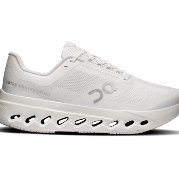 Weiße Damen-Sneaker ON Cloudsurfer Next mit atmungsaktivem Mesh und innovativem Dämpfungssystem, ideal für sportliche Aktivitäten und Alltag.