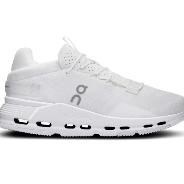 Weiße Damen-Sneaker ON Cloudnova 2 mit bequemer Sohle und modernem Design, ideal für sportliche Aktivitäten und Freizeit.