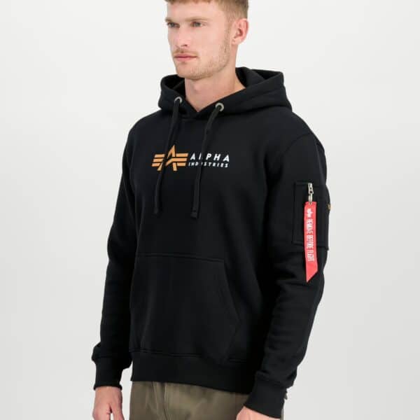 Schwarzer Alpha Industries Kapuzenpullover mit Logo und Reißverschluss-Tasche am Ärmel, modisch und bequem für den Alltag.