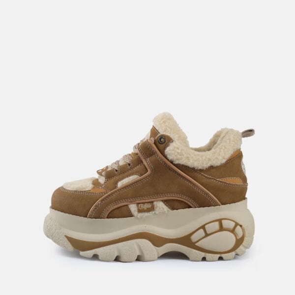 Warme Plateauschuhe in Braun mit Fellfutter, ideal für kalte Tage, kombiniert Komfort und Stil für Damen.
