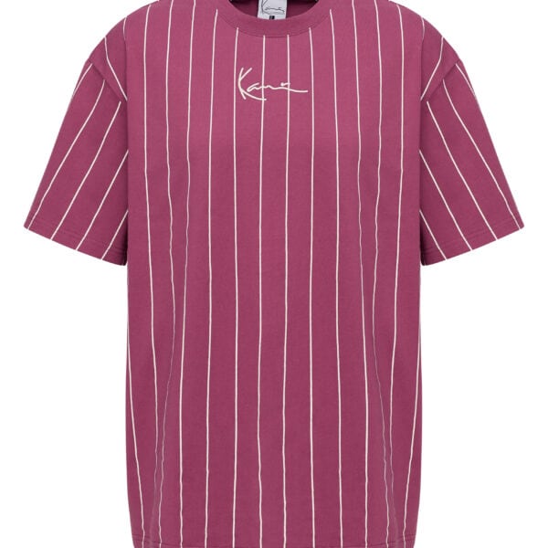Lila Karl Kani T-Shirt mit weißen vertikalen Streifen und Unterschrift-Design, bequemes Streetwear-Design für Männer.