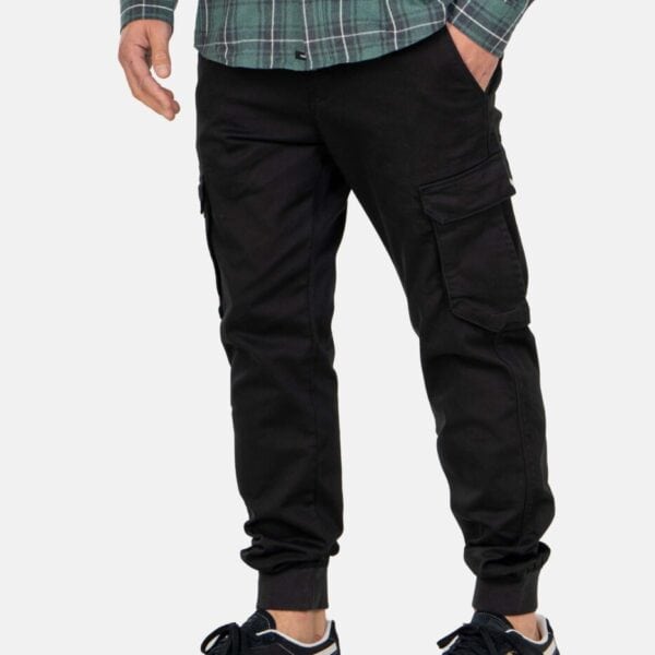 Schwarze Cargo Hose von Reell Reflex Rib mit mehreren Taschen, elastischem Bund und bequemem Schnitt für Freizeit und Alltag.