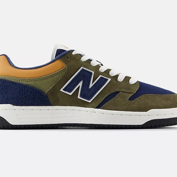 New Balance 480 E3 Sneaker in Grün und Blau mit orange Akzenten, seitliche Ansicht, sportlich und bequem für Alltag und Freizeit.