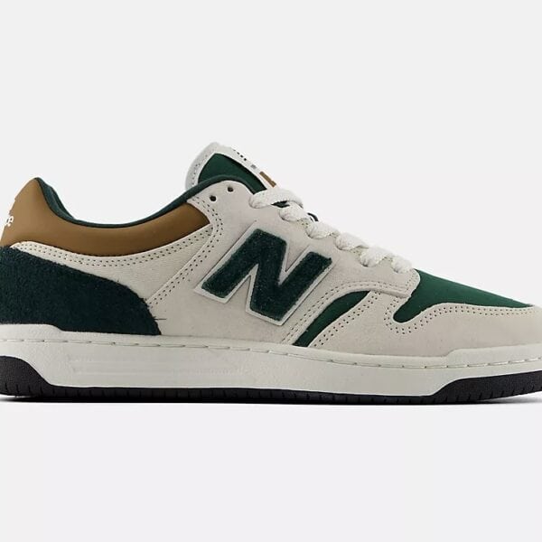 Beige und grüne New Balance 480 2NK Sneaker auf weißem Hintergrund, sportlich und bequem für Alltag und Freizeit.