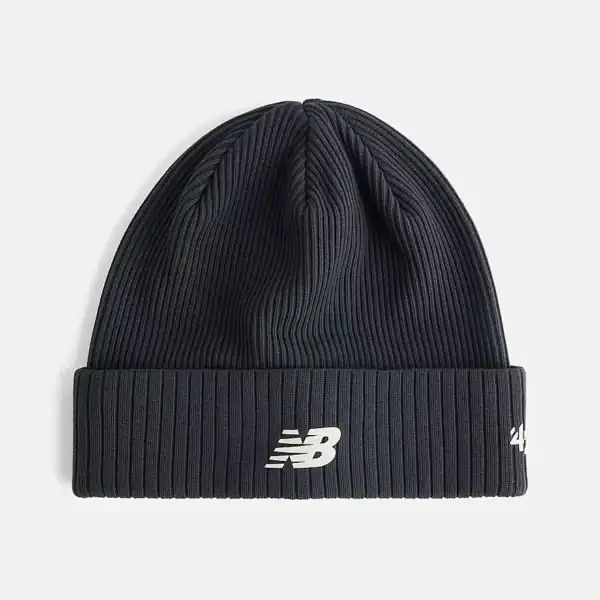 Schwarze New Balance Wintermütze mit Logo, warm und bequem für kalte Tage.