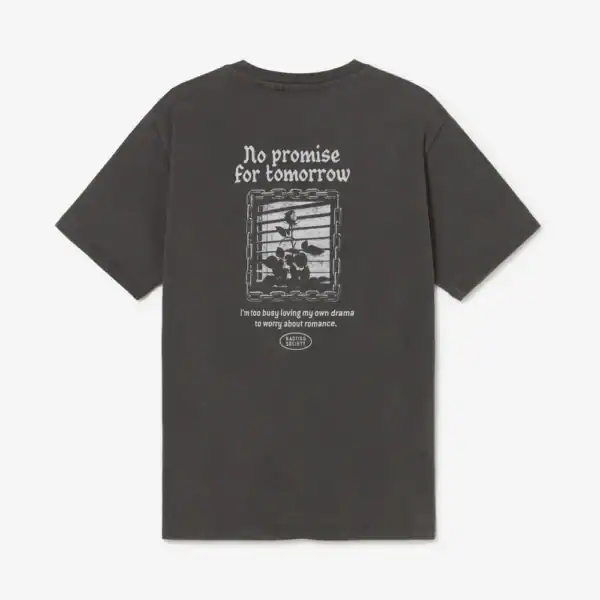 Schwarzes T-Shirt mit Bad Romance Design und Zitat, Vintage Style, für Fans von Band- und Musik-Mode.
