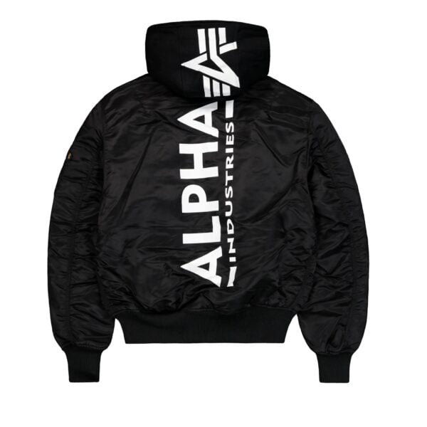 Schwarze Alpha Industries MA1 Kapuzen Bomberjacke mit großem weißen Logo auf der Rückseite, modisch und sportlich für Herren und Damen.