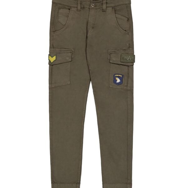 Grüne Slim Fit Chino Hose von Alpha Industries mit Patch-Details und Taschen, modisch und bequem für den Alltag.