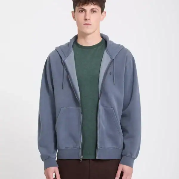 Mann trägt einen Vintage Strom Blue Kapuzenpullover von Meinsportline, perfekt für sportliche Freizeitaktivitäten und Streetwear.
