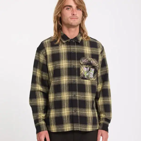 Modisches Volcom Ozzy Plaid Hemd in Schwarz und Gelb mit floralem Brusttaschen-Design, perfekt für einen lässigen Streetwear-Look.