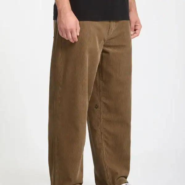 Braune Volcom Billow Tapered Cord Hose aus weichem Cordstoff, bequem geschnitten, ideal für lässigen Streetstyle.
