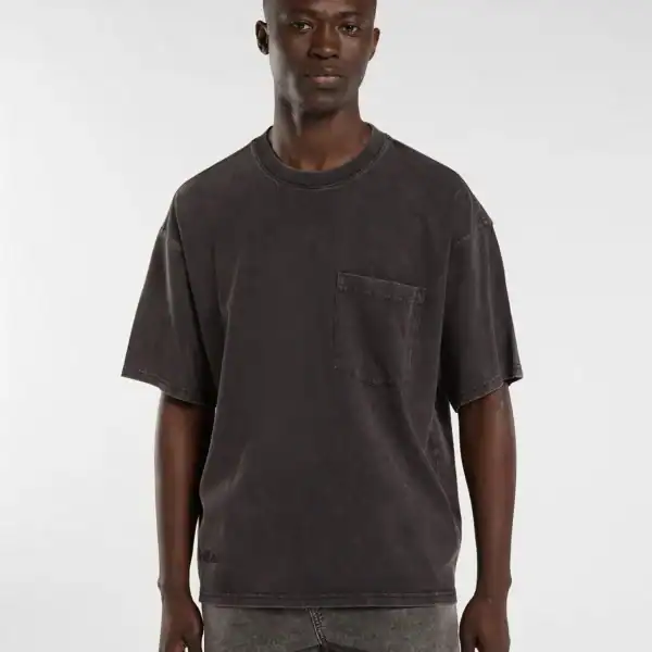 Schwarzes Vintage T-Shirt von Dickies mit Brusttasche, lockerer Passform, für Streetwear und Casual Looks geeignet.