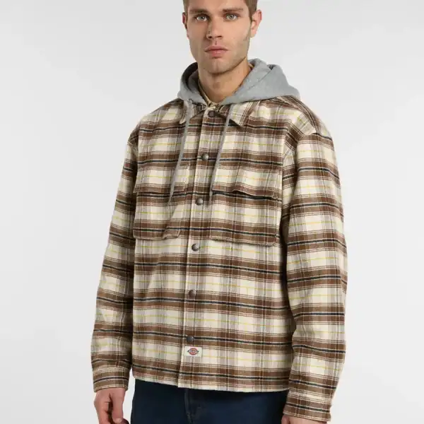 Herrenmodell trägt beiges und braunes Flanell-Hemd mit Kapuzenjacke, casual Look, Mode für Männer.