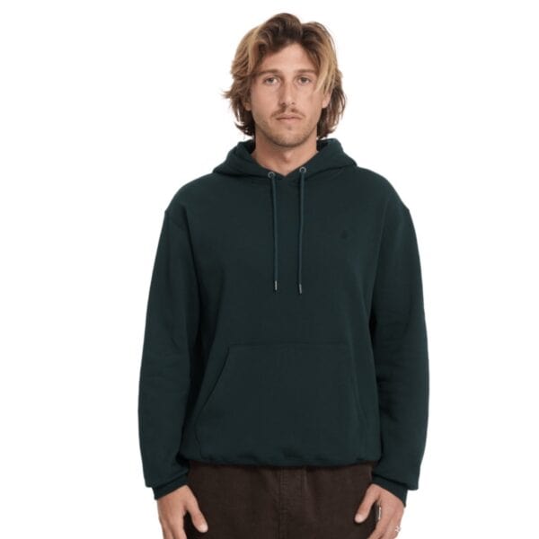 Junger Mann trägt einen grünen Kapuzenpullover, lässig und bequem, auf weißem Hintergrund. Perfekt für sportliche und Freizeitaktivitäten.