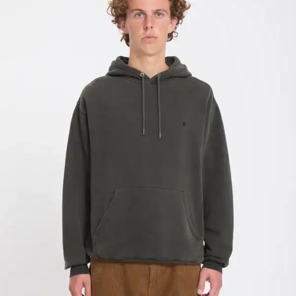 Mann trägt schwarzen Volcom Single Stone Kapuzenpullover mit Kängurutasche, lässiger Streetwear-Look, ideal für Freizeit und sportliche Aktivitäten.