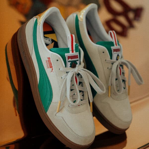 Puma Indoor x Rothaus Tannenzäpfle Sneaker in Alpine Desert Dust, detailreiche Ansicht der Sportschuhe mit Markenlogo und farbigen Akzenten.