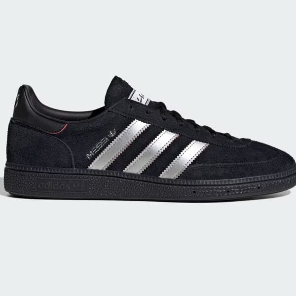 Schwarzer Adidas Handball Spezial MESSI Sneaker mit silbernen Streifen, sportliches Design, ideal für Handball und Freizeit, hochwertiges Material, bequemer Sitz.