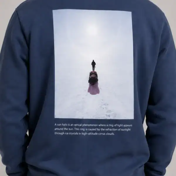 Dunkelblauer Pullover mit winterlichem Motiv und Zitat, ideal für kalte Tage, hochwertiger Stoff, bequemer Schnitt, modisches Design für Sport und Freizeit.