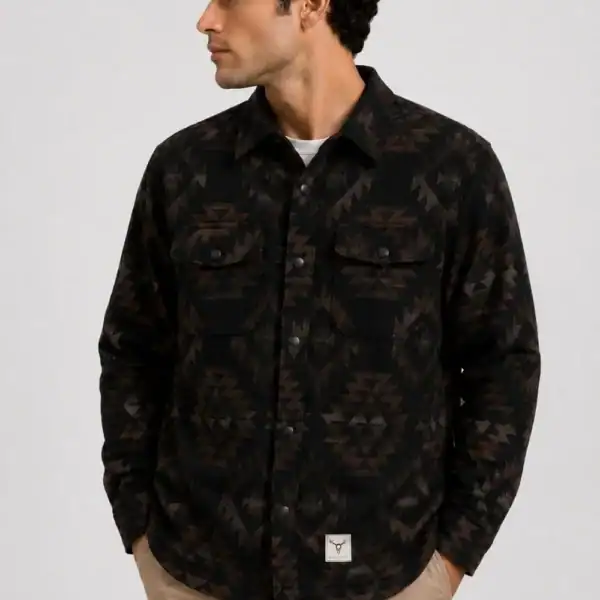 Mann trägt die Aztec Outdoor Overshirt Inka in dunklen Farbtönen, ideal für Outdoor-Aktivitäten und urbanen Stil, mit Muster im Aztec-Design.