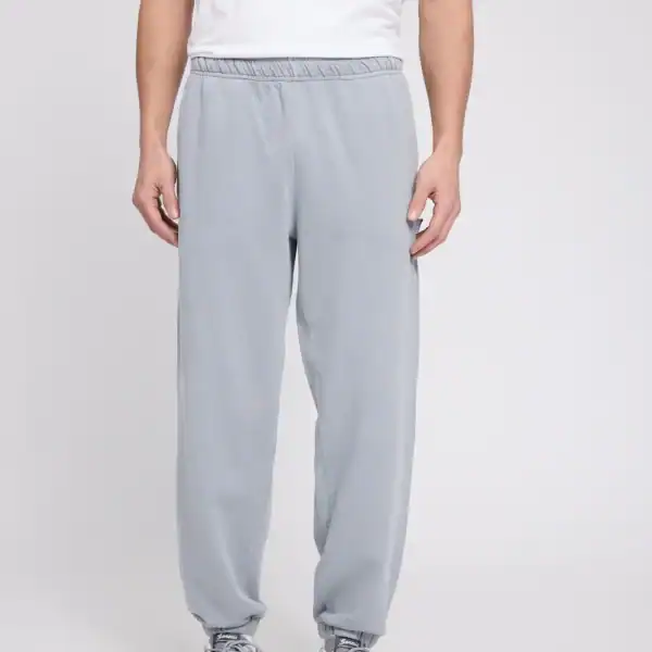 Herren Sweatpants in Ice Blue, bequem und modern, ideal für sportliche Aktivitäten und Freizeit.