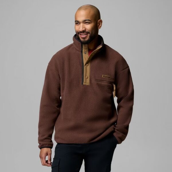 Mann trägt Columbia Helvetia 2 Half Fleece Pullover in Braun, ideal für Outdoor-Aktivitäten, mit Reißverschluss und Brusttasche, bequem und warm.