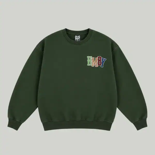 Grüner HMBY Pullover mit buntem Logo auf der Brust, bequemes Sweatshirt für sportliche Freizeit und Alltag, hochwertiges Material, modisches Design.