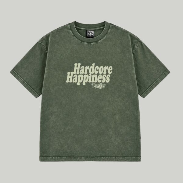 Grünes T-Shirt mit 'Hardcore Happiness' Aufdruck, casual Style, für Streetwear-Liebhaber, hochwertiger Baumwollstoff, bequem und modisch.