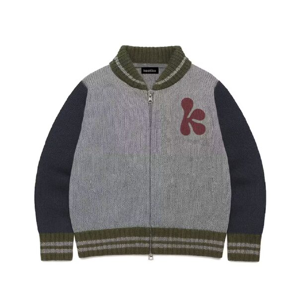 Kinder-Strickjacke in Grau und Blau mit Reißverschluss, Logo auf Brust, sportliches Design, ideal für kalte Tage.