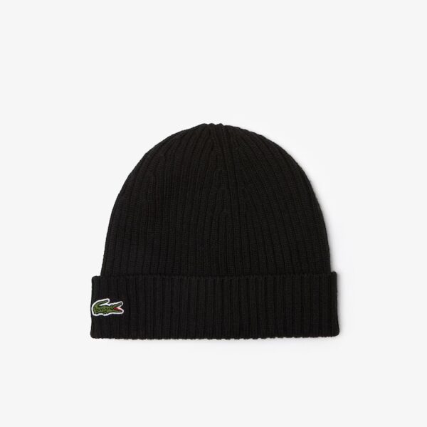 Schwarze Lacoste Rippstrick Mütze mit Logo, modisch und warm für kalte Tage.