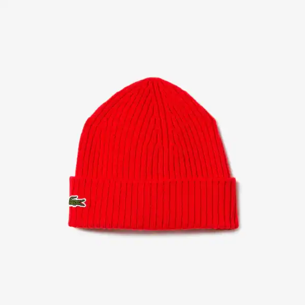 Rote Lacoste Rippstrick Mütze mit grünem Krokodil-Logo, ideal für kalte Tage, modisches Accessoire für Damen und Herren.
