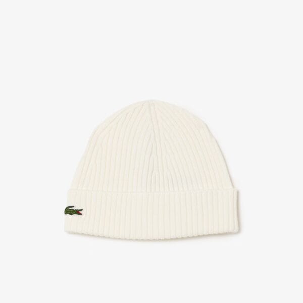 Lacoste Rippstrick Beanie in Weiß, modischer Wintermütze mit Lacoste-Logo, ideal für kalte Tage, hochwertiges Strickdesign, sportlich-elegant.
