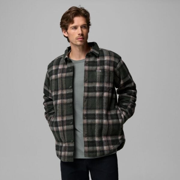 Mann trägt Columbia Hunter Arch Hemd Jacke in Greenscape mit Karomuster, ideal für Outdoor-Aktivitäten im Herbst und Winter.