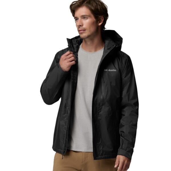 Mann trägt schwarze Columbia Outdoor Jacke mit Kapuze, geeignet für Abenteuer und Outdoor-Aktivitäten, isoliert und wetterfest.