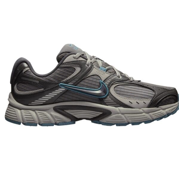 Nike V5 Sneaker in Grau mit blauer Akzentlinie, sportliches Design, geeignet für Training und Freizeit, auf weißem Hintergrund.