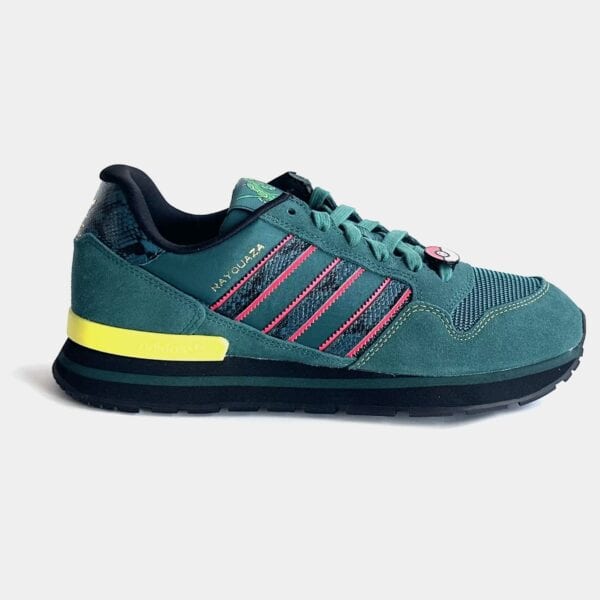 Detaillierte Ansicht des Adidas ZX 500 x Pokémon Rayquaza Sneakers in Grün mit pinken Akzenten und schwarzer Sohle, ideal für Sammler und Sneaker-Enthusiasten.