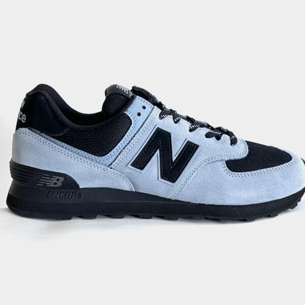 Neuer New Balance 574 3KI Sneaker in Blau und Schwarz, sportliches Design, ideal für Alltag und Freizeit, hochwertiges Material, bequemer Tragekomfort.