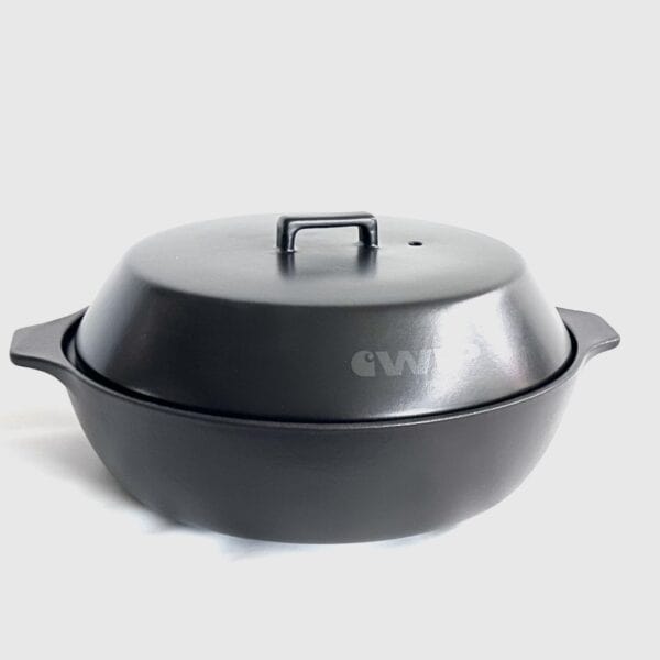 Kinto Keramiktopf 2,5L in Schwarz mit Deckel, ideal für Kochen und Braten.