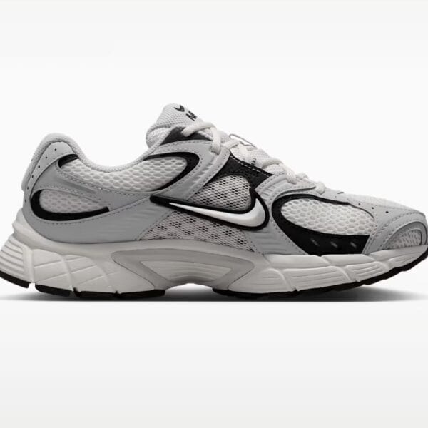 Nike V5 RNR Danem Sneaker in Weiß, Grau und Schwarz mit atmungsaktivem Mesh und bequemer Sohle, ideal für sportliche Aktivitäten.