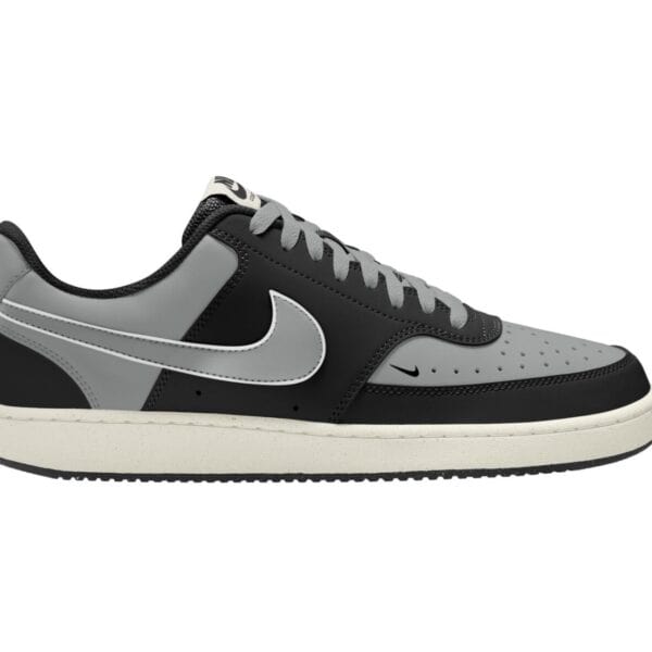Nike Court Vision Low Sneaker in Weiß, Schwarz und Grau mit Nike Swoosh, ideal für sportliche Freizeitaktivitäten und Streetwear.