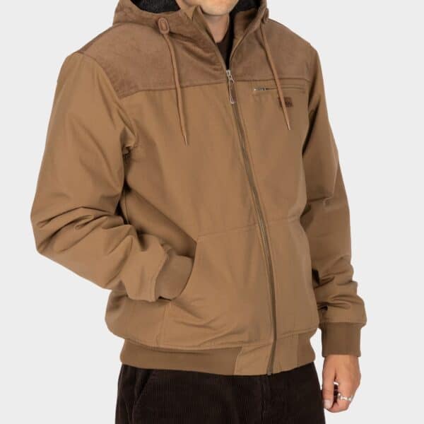 Mann trägt eine braune Winterjacke mit Kapuze und Reißverschluss, ideal für kalte Tage, auf der Website meinsportline.de.