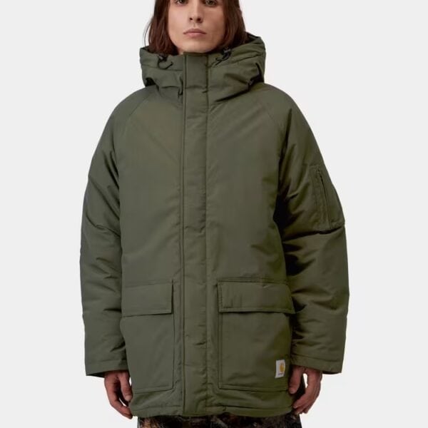 Grüne Carhartt Wip Winter Parka für Damen, warme und robuste Jacke mit Kapuze, ideal für kalte Wintertage.