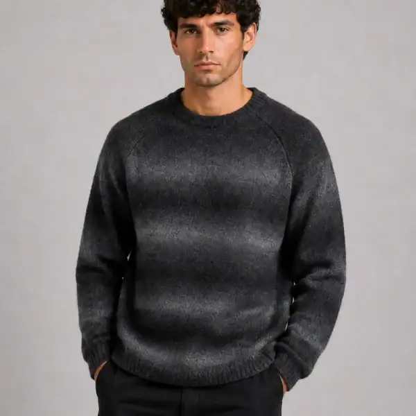 Mann trägt einen grauen, hochwertigen Strickpullover von Fat Moose Moss, perfekt für kalte Tage, stilvoll und bequem.