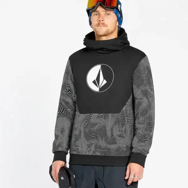 Mann trägt schwarzen Volcom Snow Hydro Kapuzenpullover mit geometrischem Muster und Logo, geeignet für Wintersport und Snowboarding.
